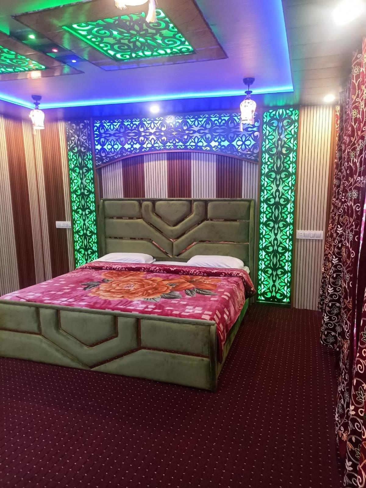 Backyard Stays With Dal Lake View Srinagar  Ngoại thất bức ảnh