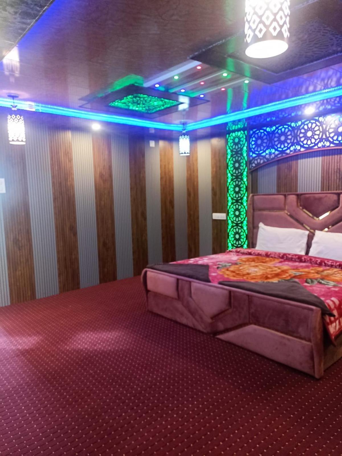 Backyard Stays With Dal Lake View Srinagar  Ngoại thất bức ảnh