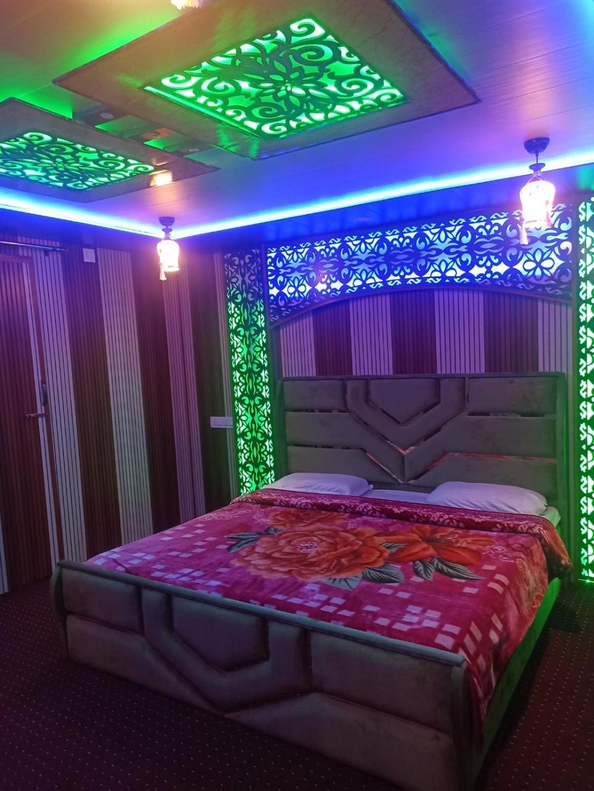 Backyard Stays With Dal Lake View Srinagar  Ngoại thất bức ảnh
