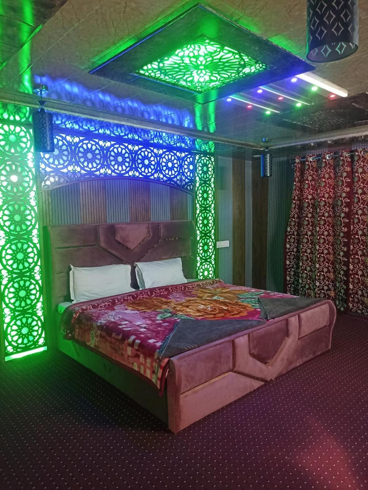 Backyard Stays With Dal Lake View Srinagar  Ngoại thất bức ảnh