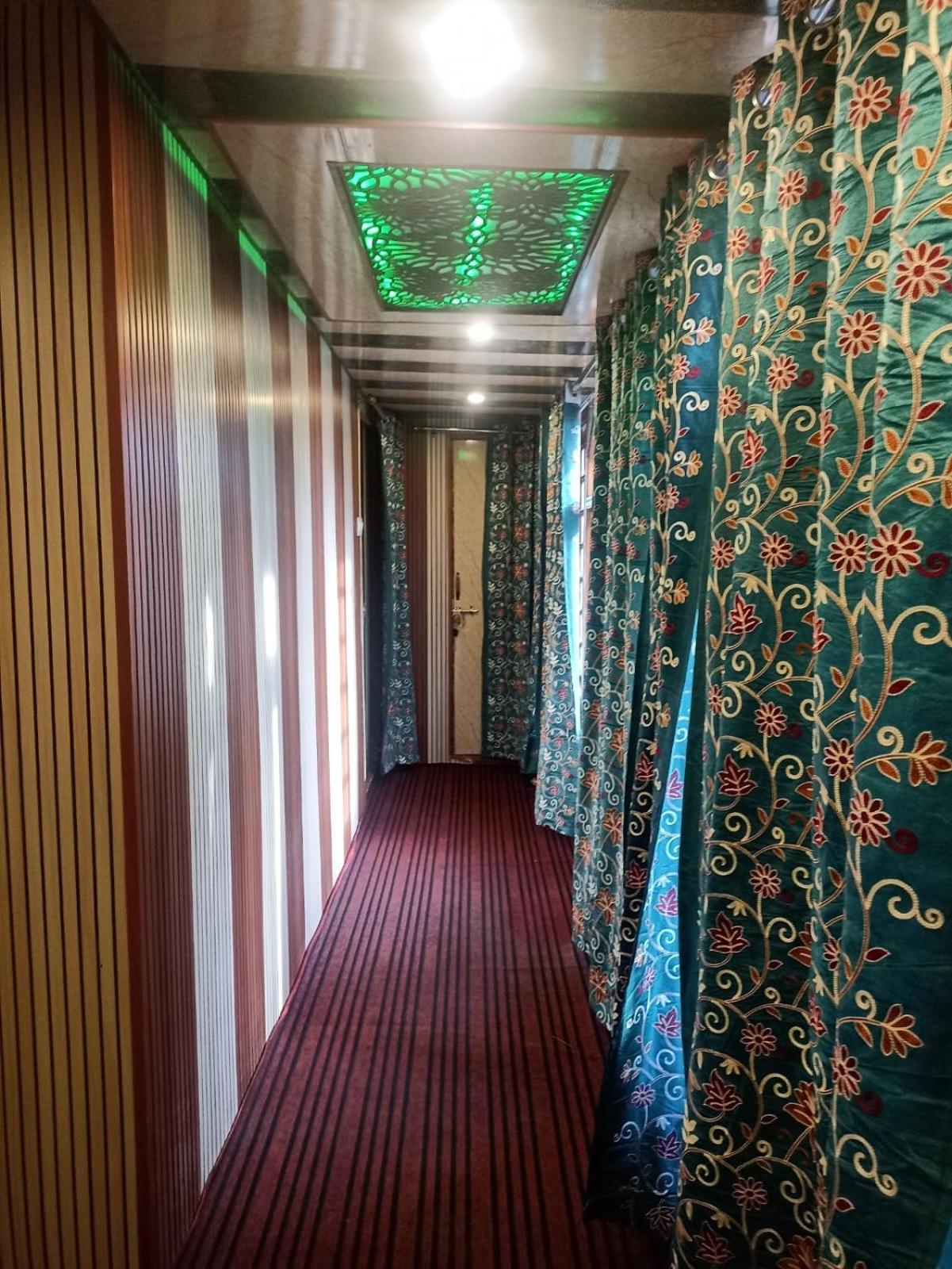 Backyard Stays With Dal Lake View Srinagar  Ngoại thất bức ảnh