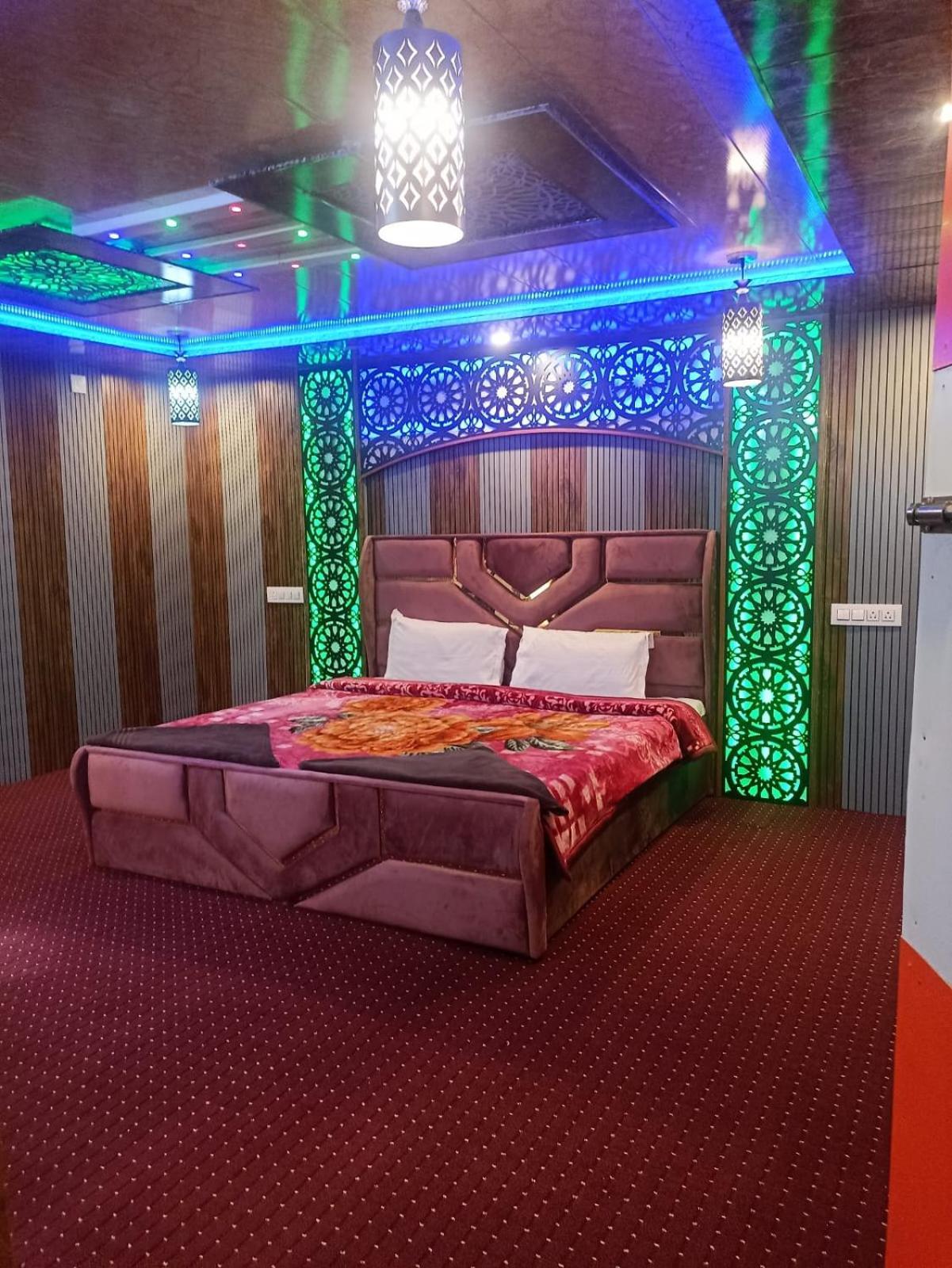 Backyard Stays With Dal Lake View Srinagar  Ngoại thất bức ảnh