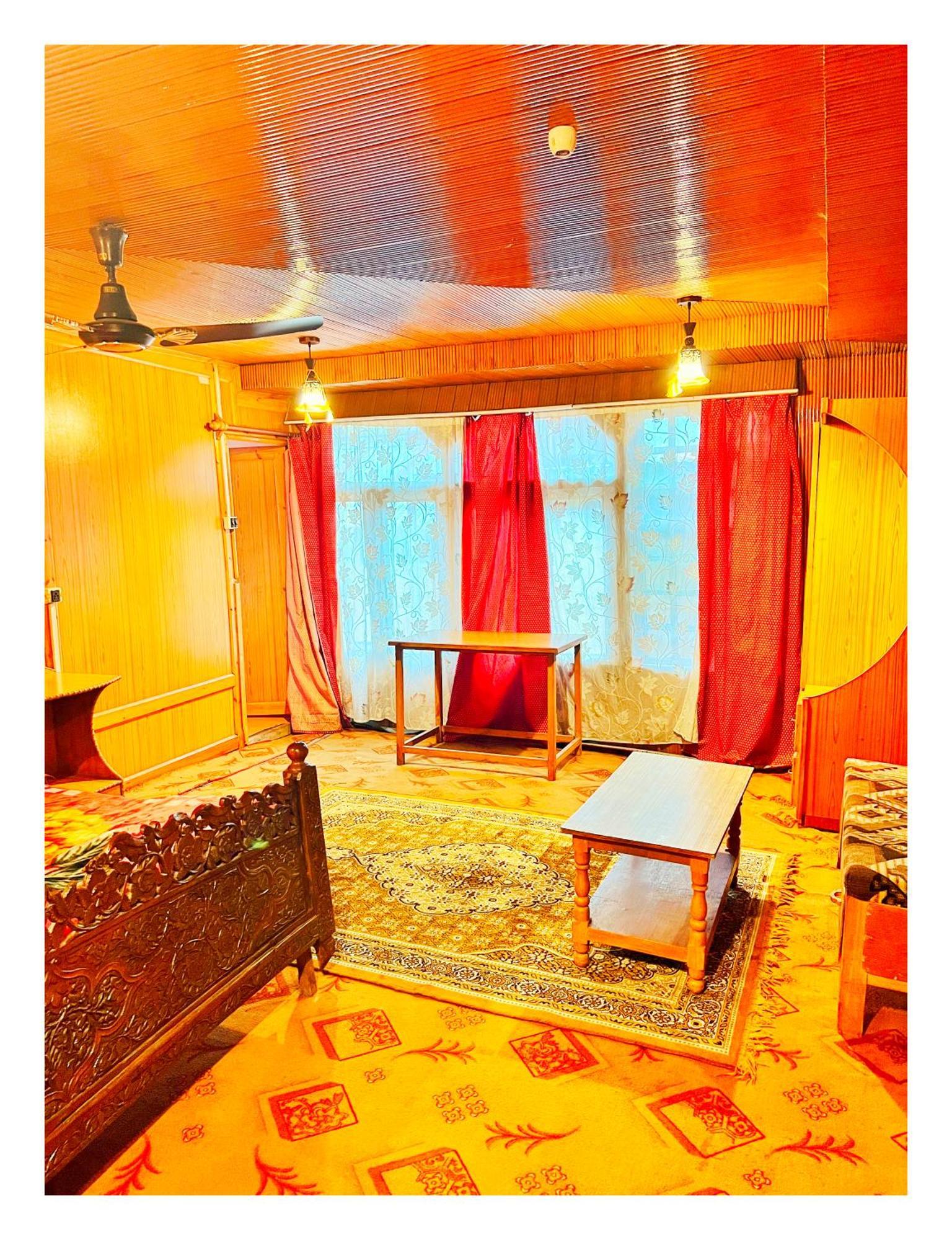 Backyard Stays With Dal Lake View Srinagar  Ngoại thất bức ảnh