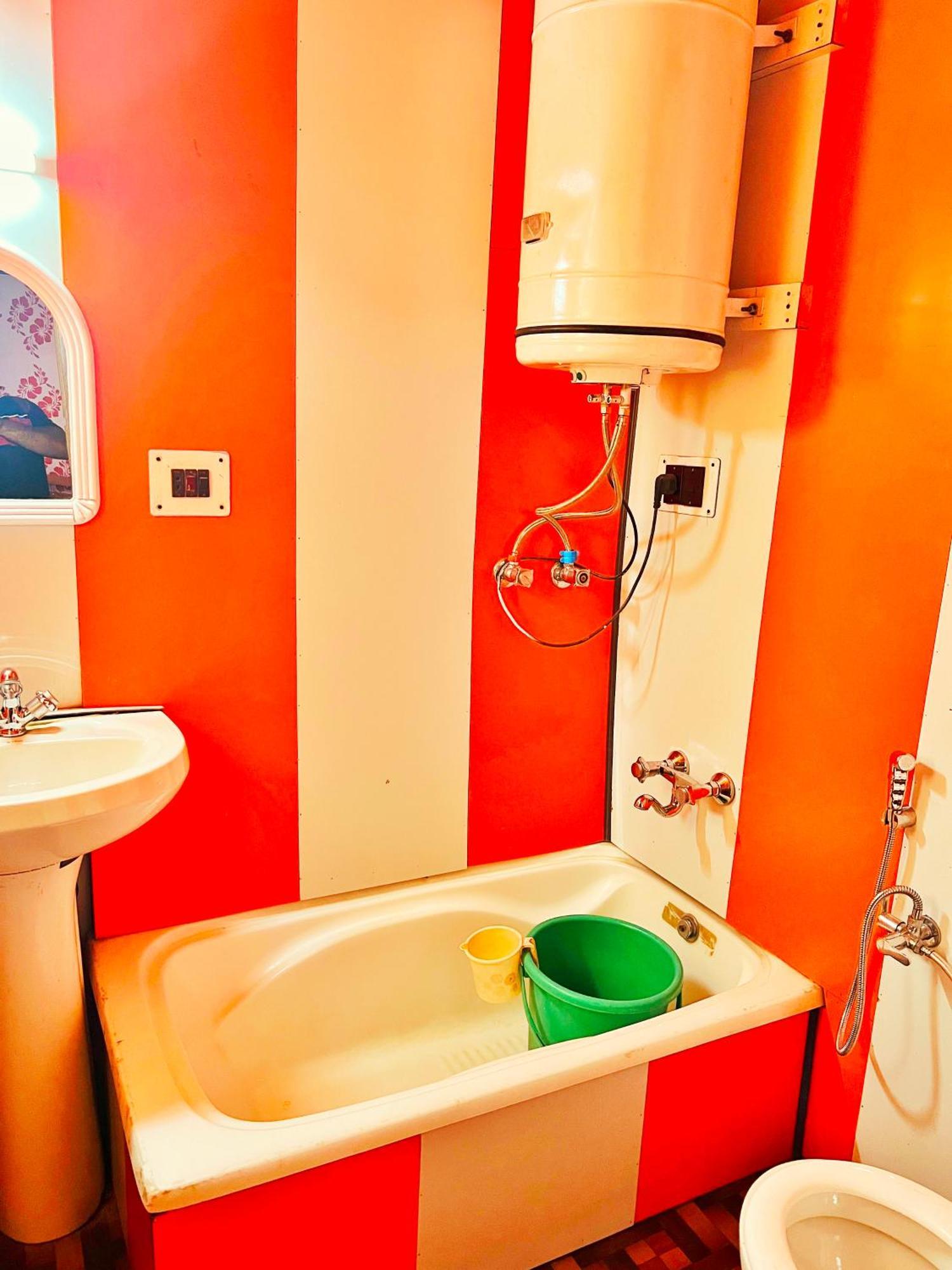 Backyard Stays With Dal Lake View Srinagar  Ngoại thất bức ảnh